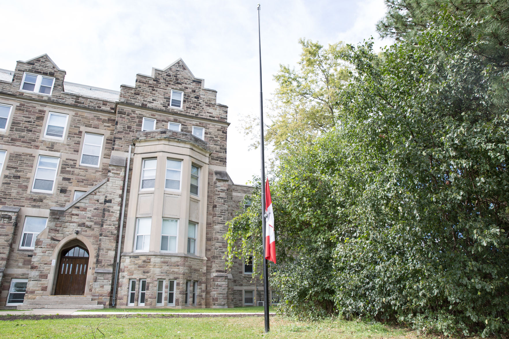 Flag half-mast (Photo)